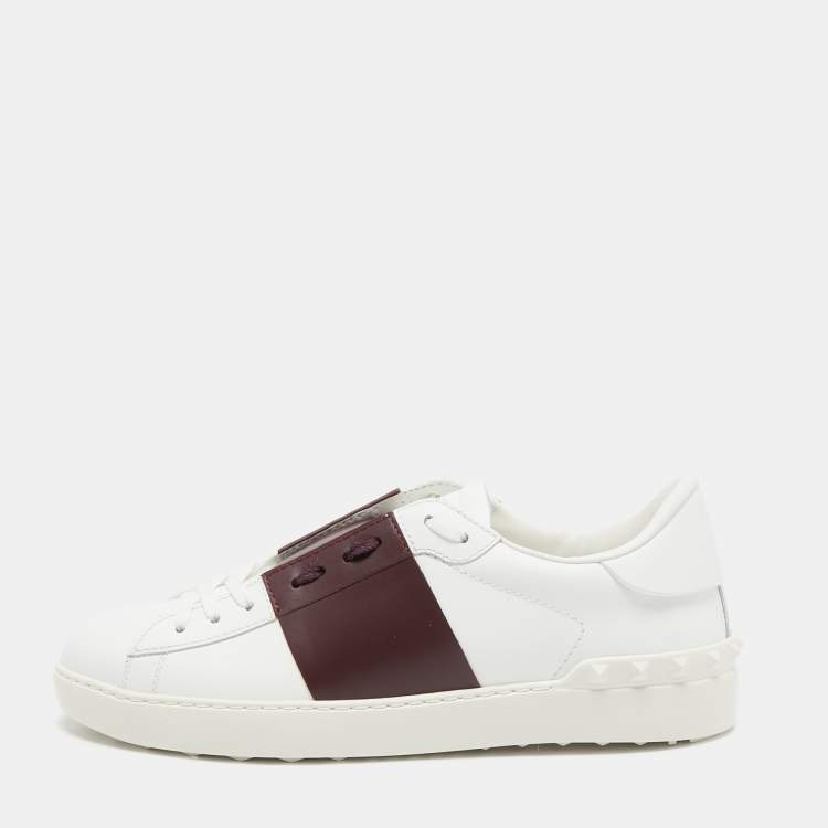 مملوكة مسبقًا Valentino White/Burgundy Leather Rockstud Low Top Sneakers Size 42