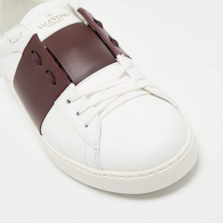 مملوكة مسبقًا Valentino White/Burgundy Leather Rockstud Low Top Sneakers Size 42