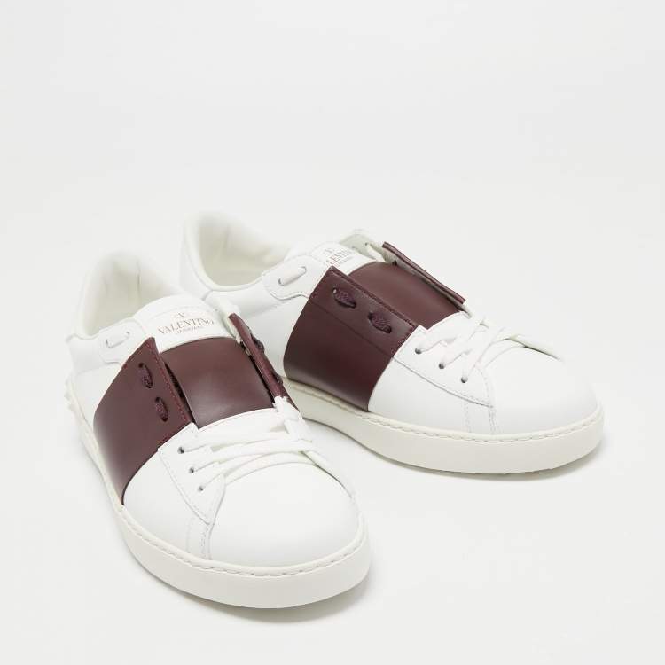 مملوكة مسبقًا Valentino White/Burgundy Leather Rockstud Low Top Sneakers Size 42