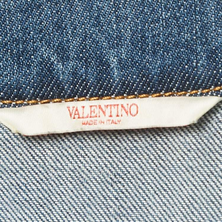 مملوكة مسبقًا قميص فالنتينو أزرق بتفاصيل حرف V جينز واسع مقاس صغير