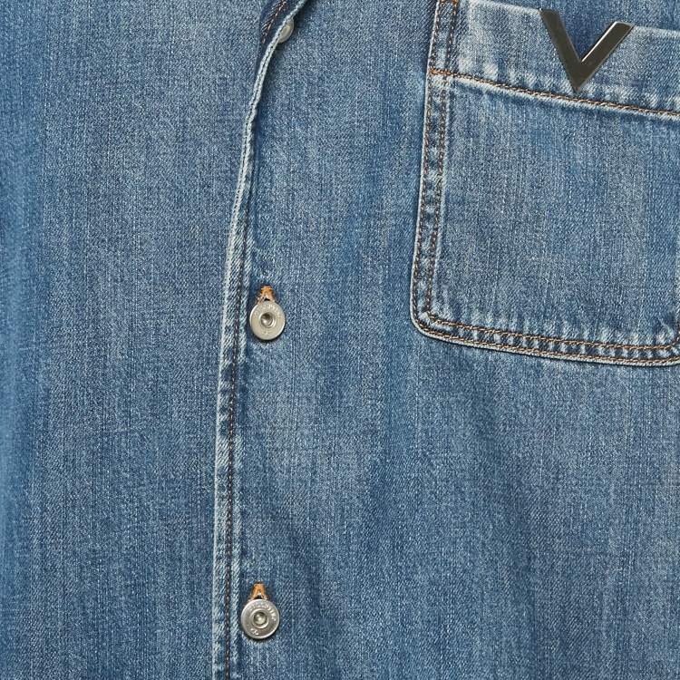 مملوكة مسبقًا قميص فالنتينو أزرق بتفاصيل حرف V جينز واسع مقاس صغير
