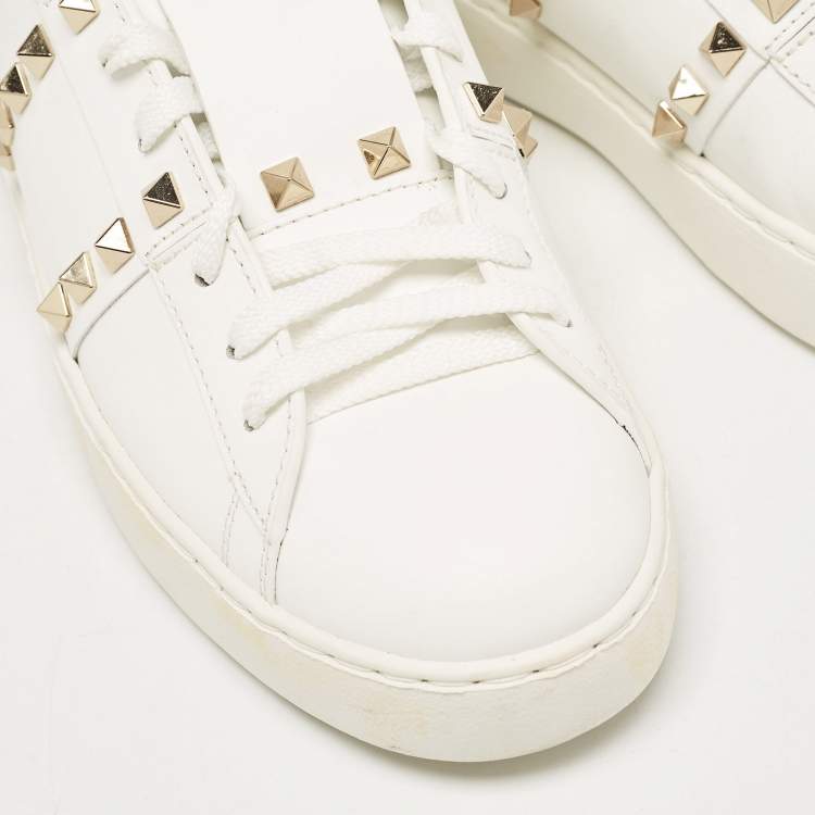 مملوكة مسبقًا Valentino White Leather Rockstud Low Top Sneakers Size 40