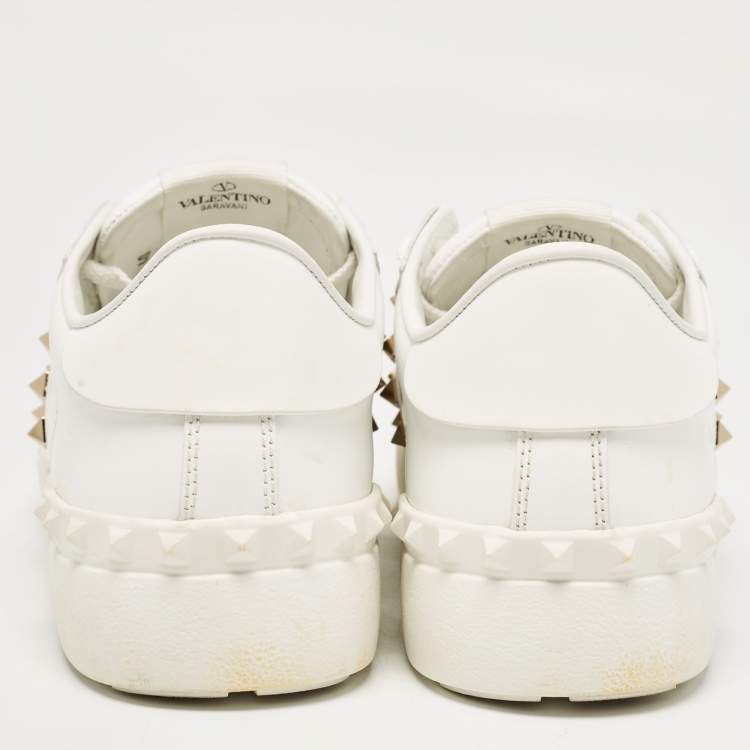 مملوكة مسبقًا Valentino White Leather Rockstud Low Top Sneakers Size 40