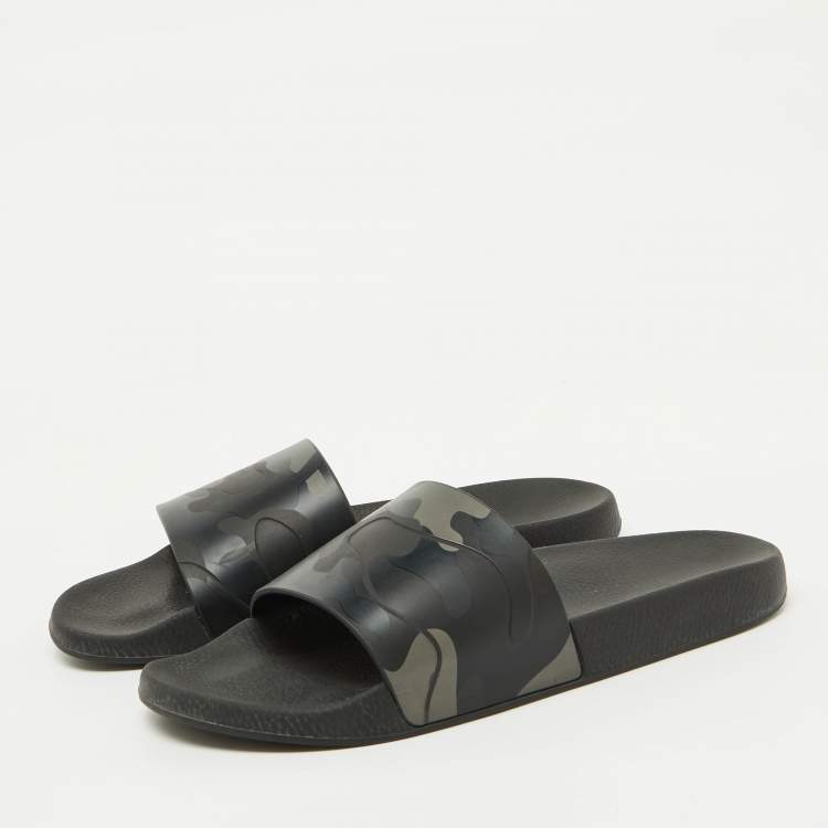 Pre Owned Valentino Black Camo Print Rubber Flat Pool Slides Size 45