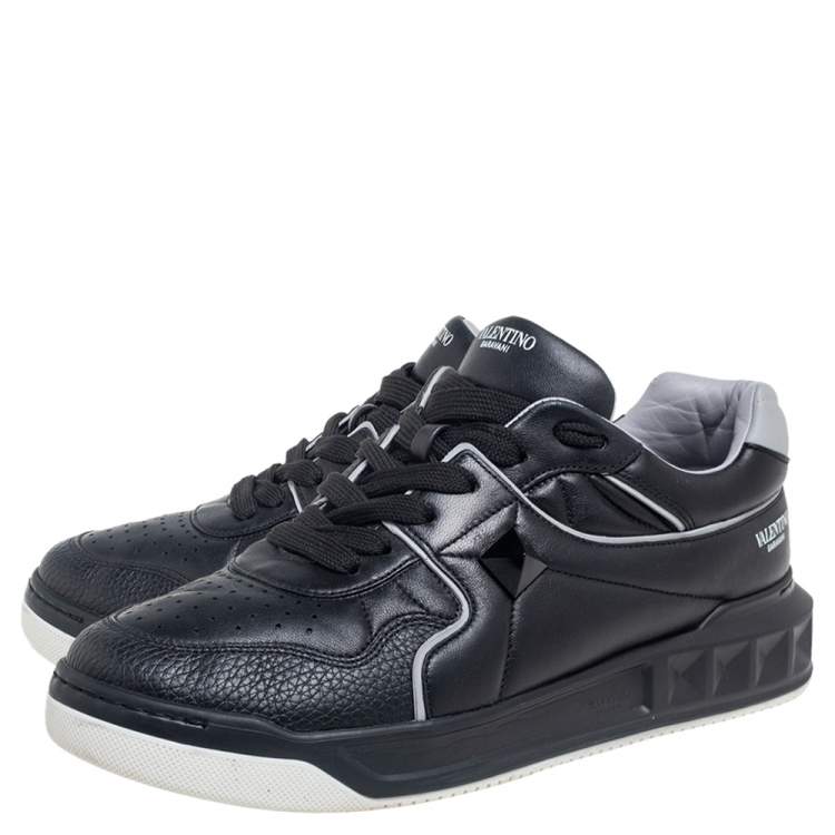 مملوكة مسبقًا Valentino Black Leather One Stud Low-Top Sneakers Size 42