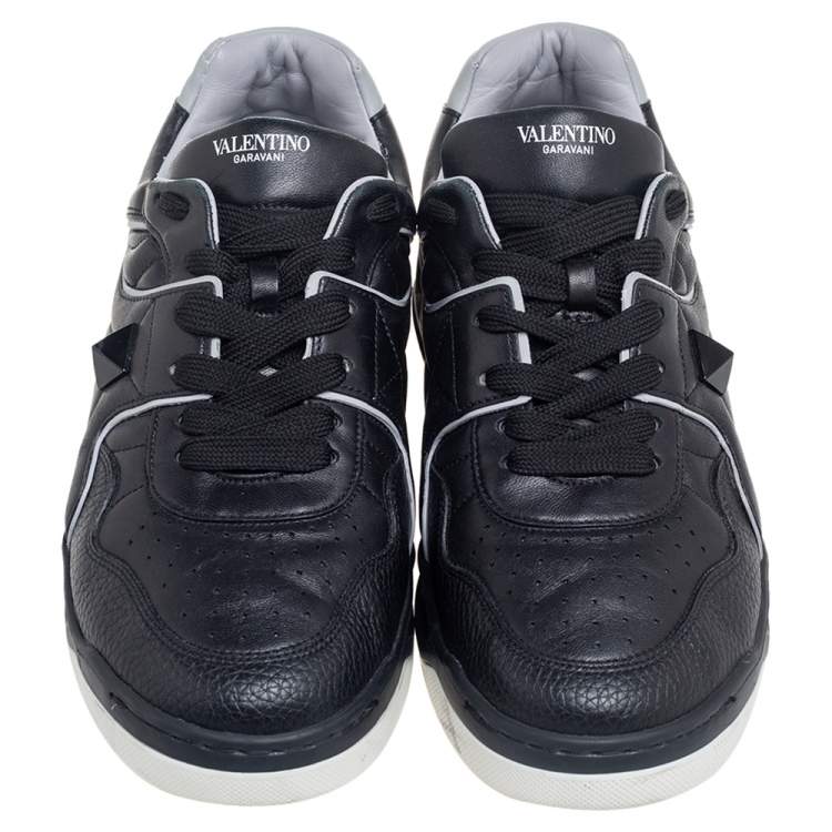 مملوكة مسبقًا Valentino Black Leather One Stud Low-Top Sneakers Size 42