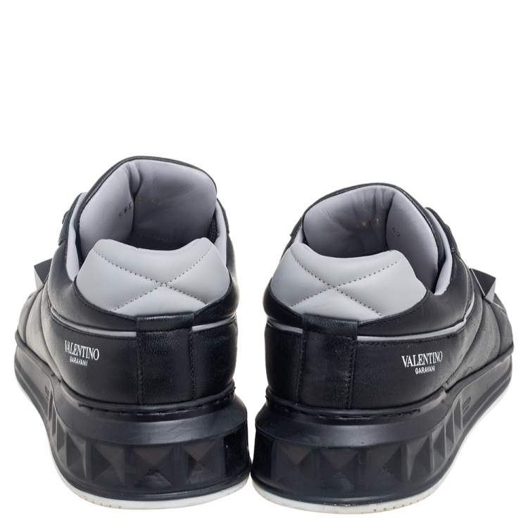مملوكة مسبقًا Valentino Black Leather One Stud Low-Top Sneakers Size 42
