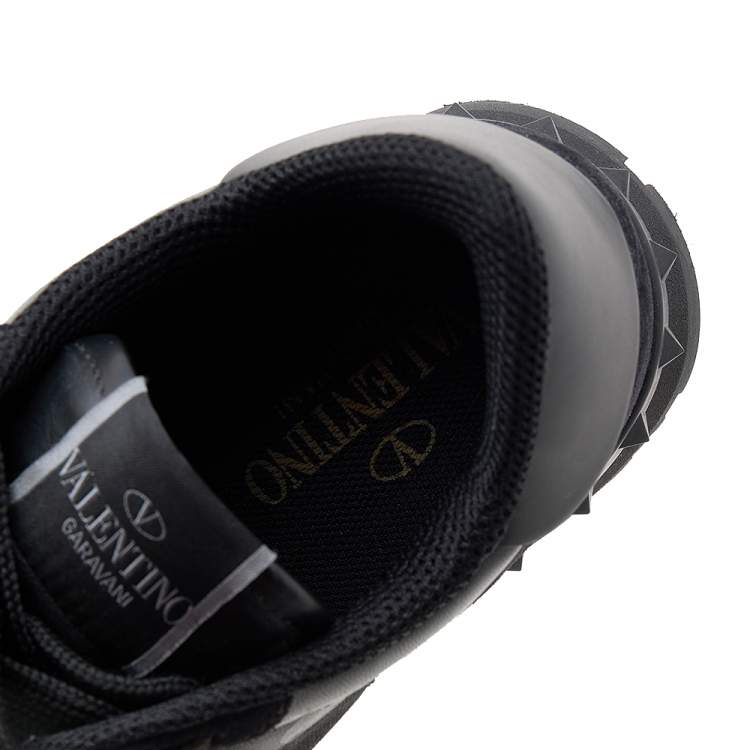 مملوكة مسبقًا Valentino Black Leather And Suede Rockrunner Low Top Sneakers Size 39
