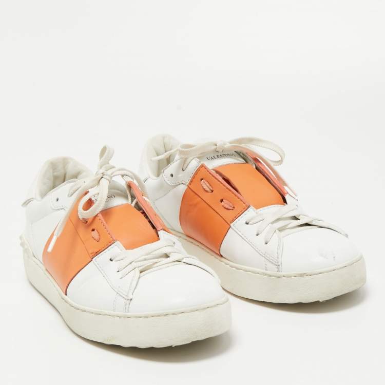 مملوكة مسبقًا Valentino White/Orange Leather Rockstud Low Top Sneakers Size 40