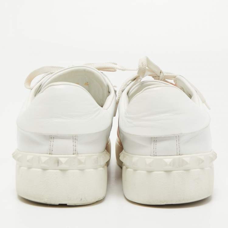 مملوكة مسبقًا Valentino White/Orange Leather Rockstud Low Top Sneakers Size 40