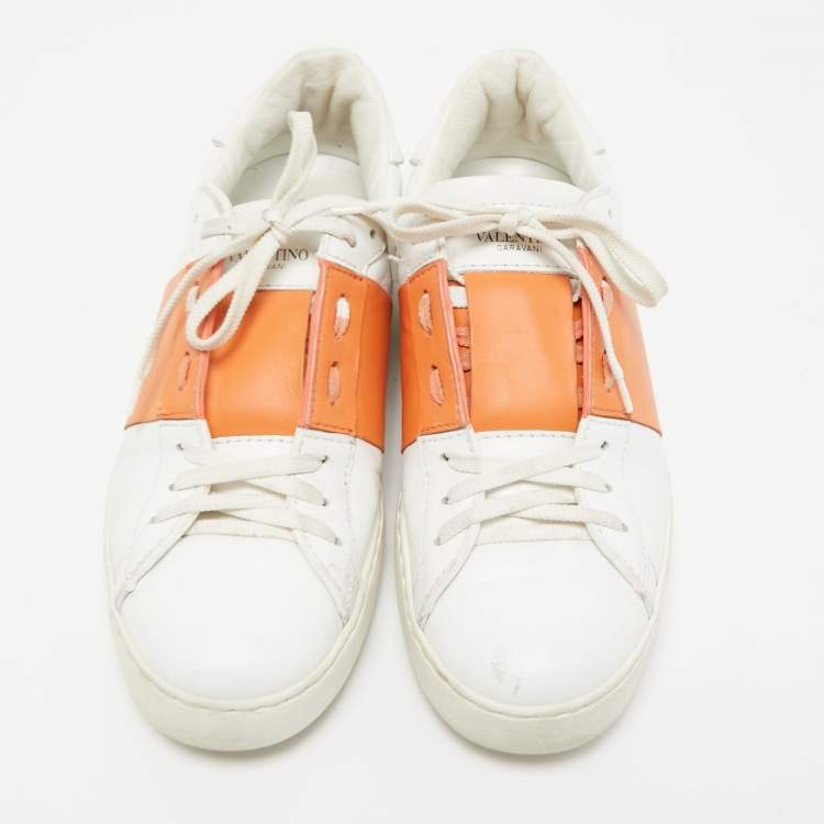 مملوكة مسبقًا Valentino White/Orange Leather Rockstud Low Top Sneakers Size 40
