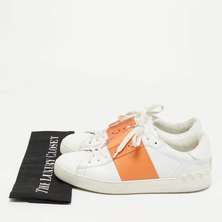 مملوكة مسبقًا Valentino White/Orange Leather Rockstud Low Top Sneakers Size 40