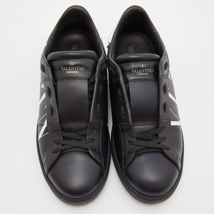 مملوكة مسبقًا Valentino Black/White Leather VLTN Rockstud Low Top Sneakers Size 42