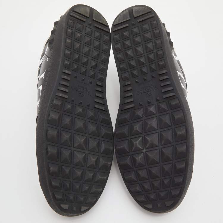 مملوكة �مسبقًا Valentino Black/White Leather VLTN Rockstud Low Top Sneakers Size 42