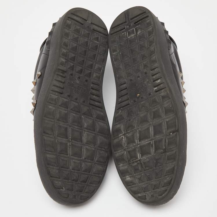 مملوكة مسبقً�ا Valentino Black Leather Rockstud Untitled Low Top Sneakers Size 42