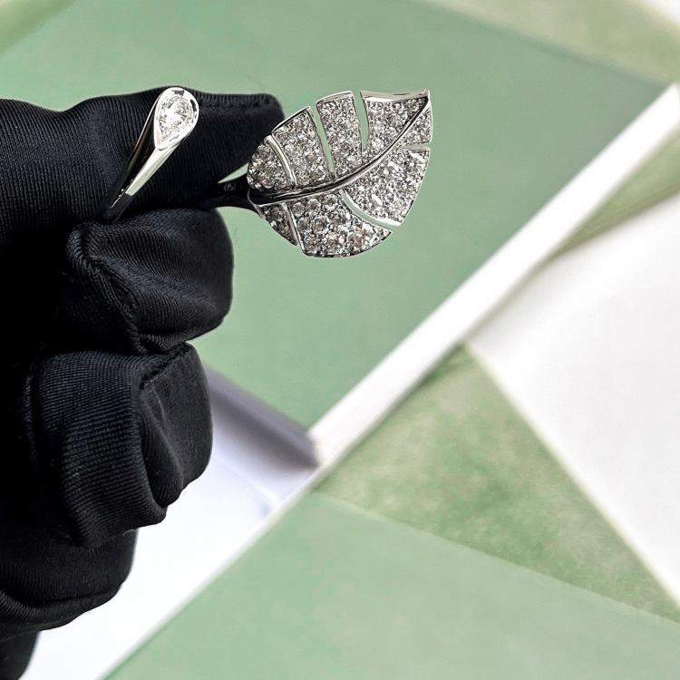 Pre Owned Van Cleef & Arpels Virevolte Leaf 18K White Gold and Diamond Ring EU 51