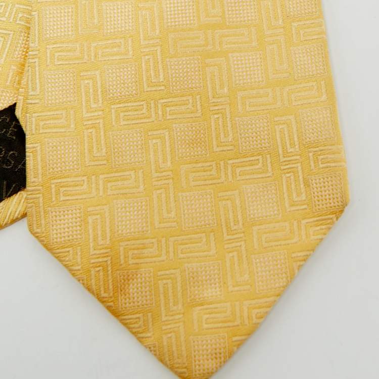 مملوكة مسبقًا ربطة عنق فيرساتشي حرير بنقشة يونانية صفراء