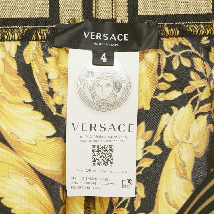 مملوكة مسبقًا Versace Black/Yellow Barocco Print Silk Greca Waistband Shorts M
