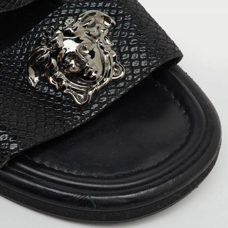 Pre Owned صندل سلايد فيرساتشي جلد أسود بتفاصيل ميدوسا مسطح مقاس 43