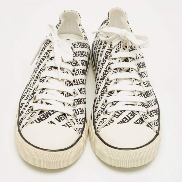 مملوكة مسبقًا Vetements White/Black Logo Print Canvas Low Top Sneakers Size 41