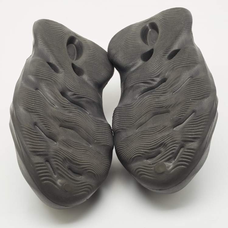 Pre Owned Yeezy x Adidas Black Rubber Foam RNR Onyx Sneakers Size 42