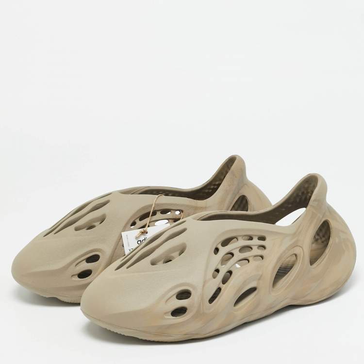 Pre Owned Yeezy x Adidas Foam RNNR Stone Sage Size 43 Grey Rubbber Slip On Sneakers