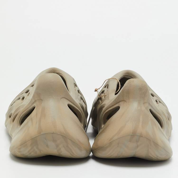 Pre Owned Yeezy x Adidas Foam RNNR Stone Sage Size 43 Grey Rubbber Slip On Sneakers