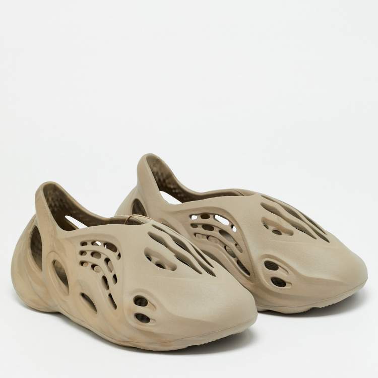 Pre Owned Yeezy x Adidas Foam RNNR Stone Sage Size 43 Grey Rubbber Slip On Sneakers