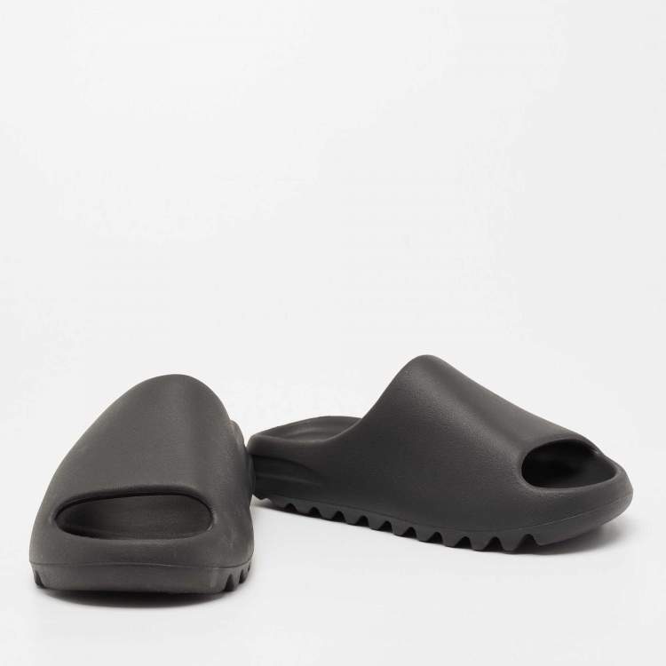 مملوكة مسبقًا Yeezy x Adidas Black Rubber 'Onyx' Slide Sandals Size 43