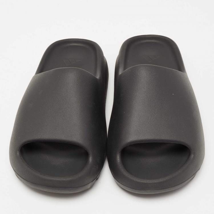 مملوكة مسبقًا Yeezy x Adidas Black Rubber 'Onyx' Slide Sandals Size 43