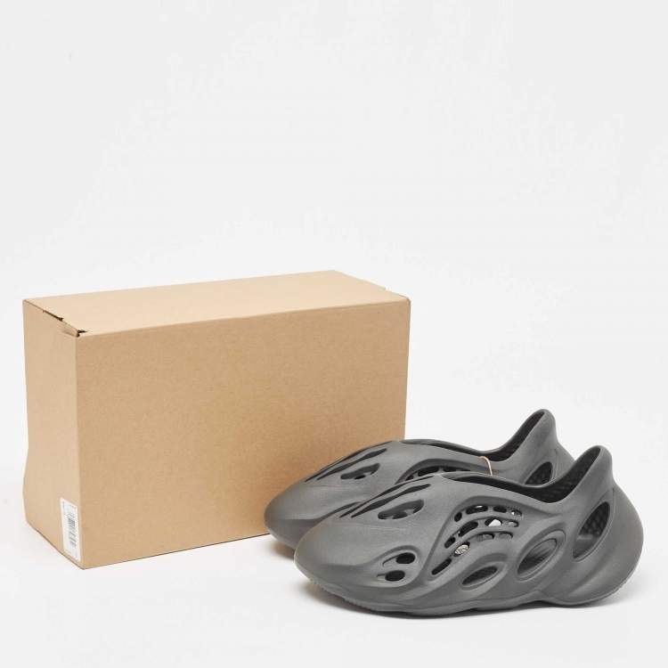 Pre Owned Yeezy x Adidas Dark Grey Rubber Foam-Onyx Flats Size 44 1/3