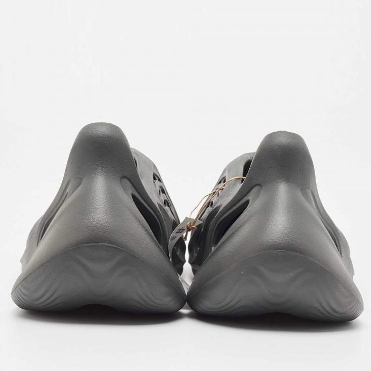 Pre Owned Yeezy x Adidas Dark Grey Rubber Foam-Onyx Flats Size 44 1/3