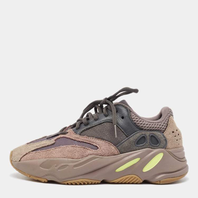 Yeezy shops boost 700 sneakers