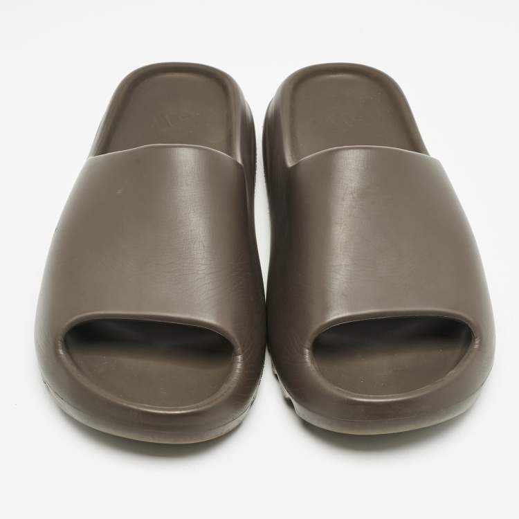 Pre Owned Yeezy x Adidas Brown Rubber Onyx Slide Sandals Size 44
