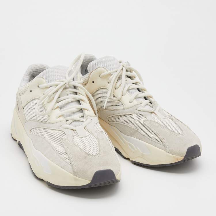 مملوكة مسبقًا Yeezy x Adidas White Suede and Mesh Boost 700 Analog Sneakers Size 46 2/3