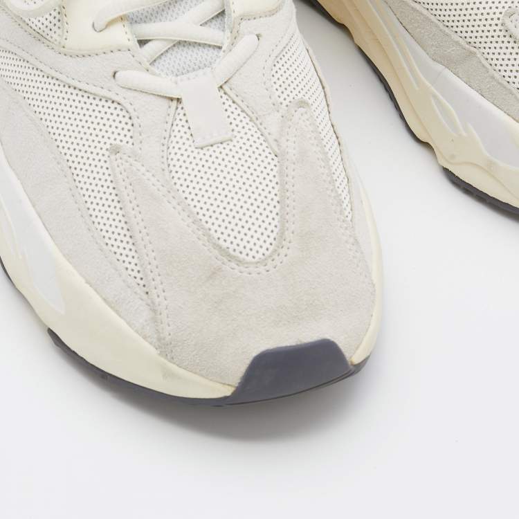 مملوكة مسبقًا Yeezy x Adidas White Suede and Mesh Boost 700 Analog Sneakers Size 46 2/3