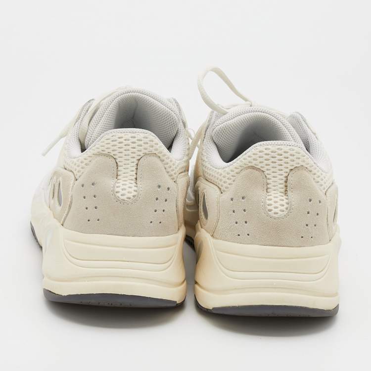 مملوكة مسبقًا Yeezy x Adidas White Suede and Mesh Boost 700 Analog Sneakers Size 46 2/3