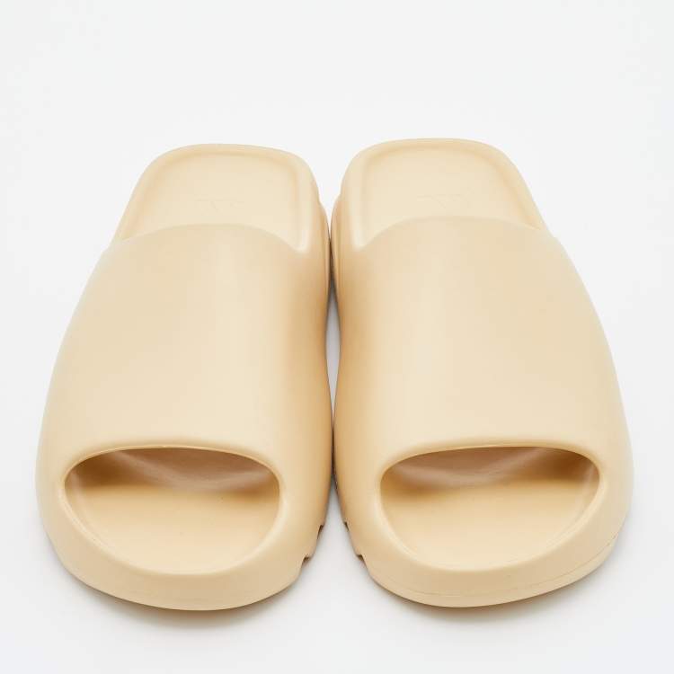 Pre Owned Yeezy x Adidas Beige Rubber Desert Sand Slides Size 48.5