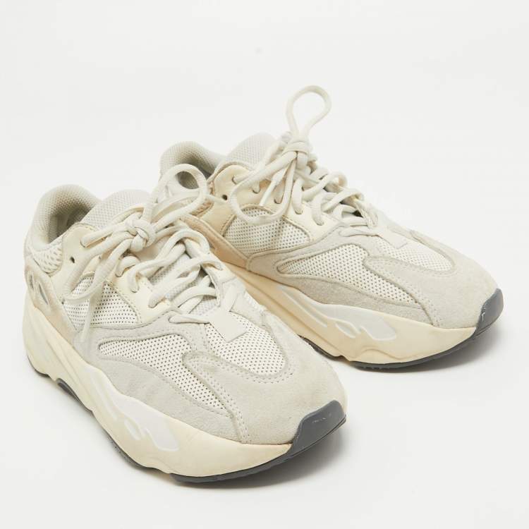 مملوكة مسبقًا Yeezy x Adidas White Mesh and Suede Boost 700 Analog Sneakers Size 37 1/3
