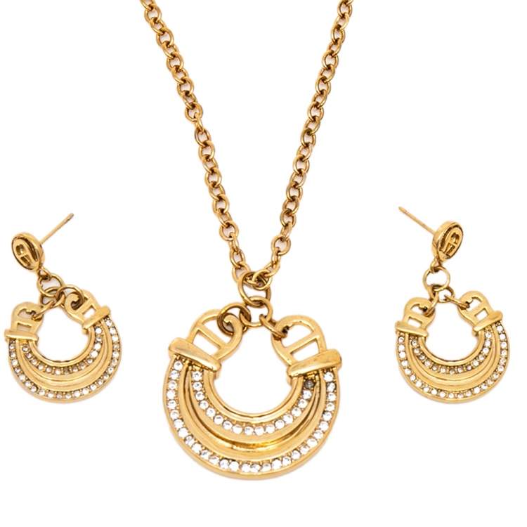 مملوكة مسبقًا Aigner Gold Tone Crystal Studded Logo Necklace & Earrings Set 