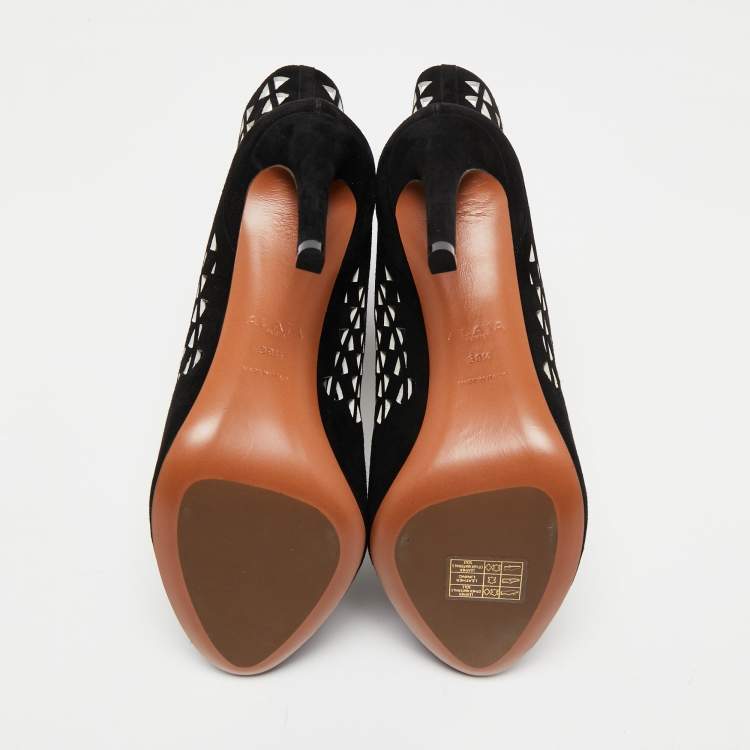 مملوكة مسبقًا Alaia Black Suede Cutout Front Zip Ankle Boots Size 38.5