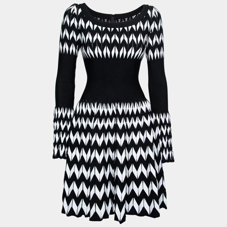 مملوكة مسبقًا Alaia Black & White Jacquard Knit Belize Origami Dress S
