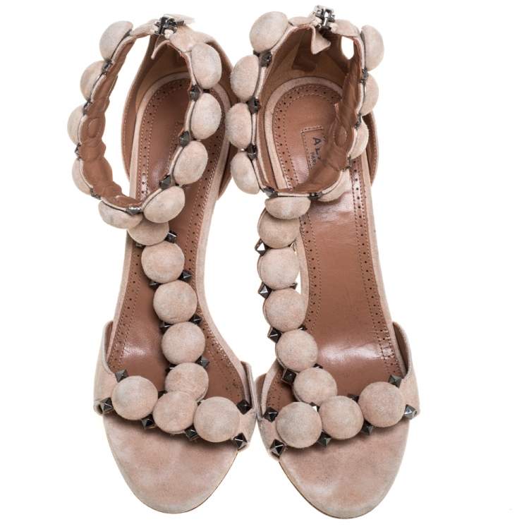 مملوكة مسبقًا Alaia Beige Suede Studded 'Bombe' T-Strap Ankle Cuff Sandals Size 38.5