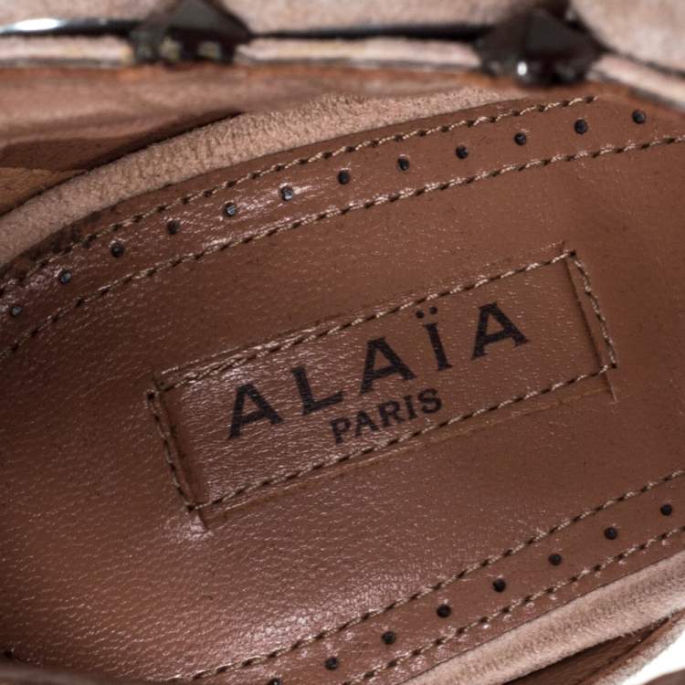 مملوكة مسبقًا Alaia Beige Suede Studded 'Bombe' T-Strap Ankle Cuff Sandals Size 38.5