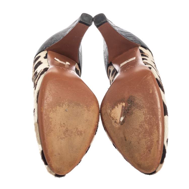 مملوكة مسبقًا Alaia Paris White Leopard Print Pony Hair Pumps Size 37