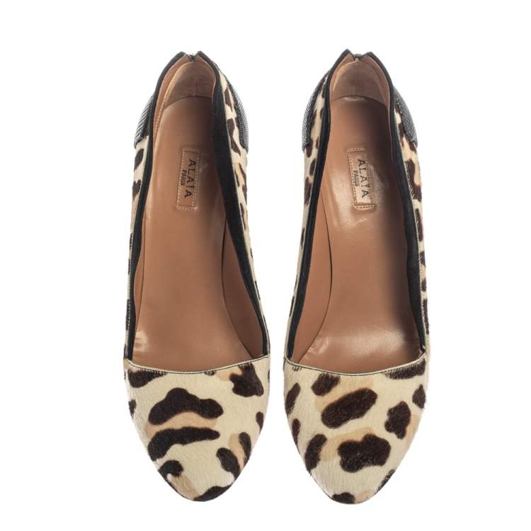 مملوكة مسبقًا Alaia Paris White Leopard Print Pony Hair Pumps Size 37