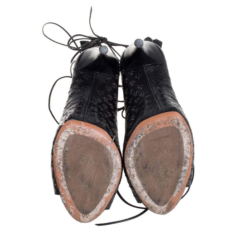 مملوكة مسبقًا Alaia Black Laser Cut Leather Gladiator Ankle Wrap Sandals Size 37