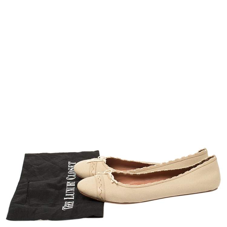 مملوكة مسبقًا Alaia Beige Canvas And Leather Bow Ballet Flats Size 40