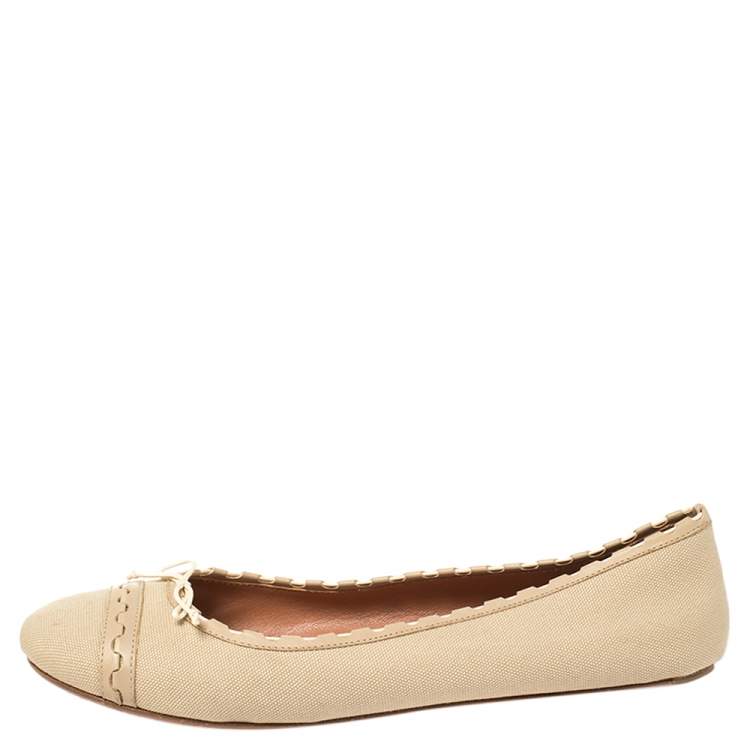 مملوكة مسبقًا Alaia Beige Canvas And Leather Bow Ballet Flats Size 40