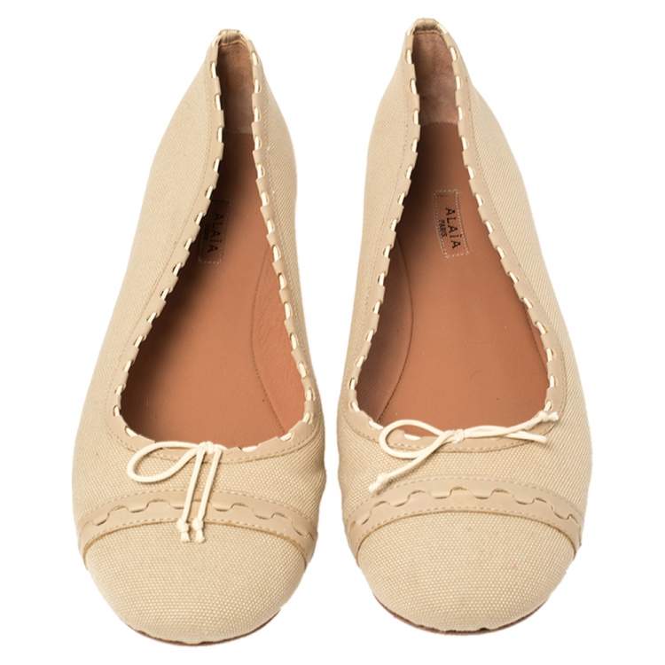 مملوكة مسبقًا Alaia Beige Canvas And Leather Bow Ballet Flats Size 40